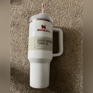 BNWT Stanley mistletoe tumbler 40oz